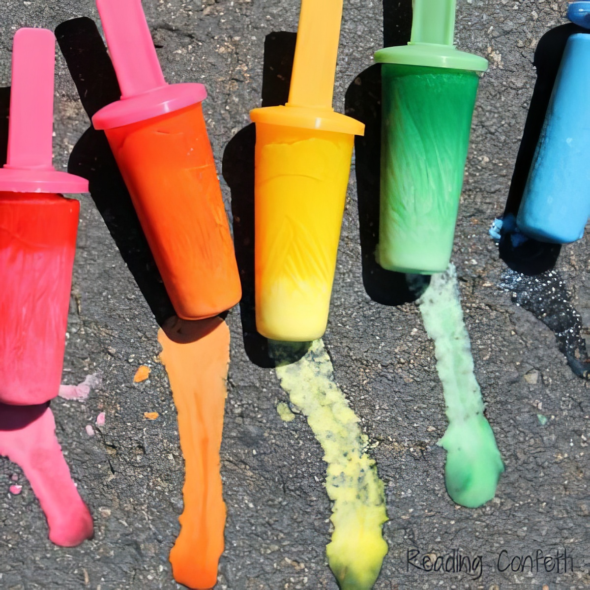 Create these easy and colorful popsicle chalks with your kids this summer!