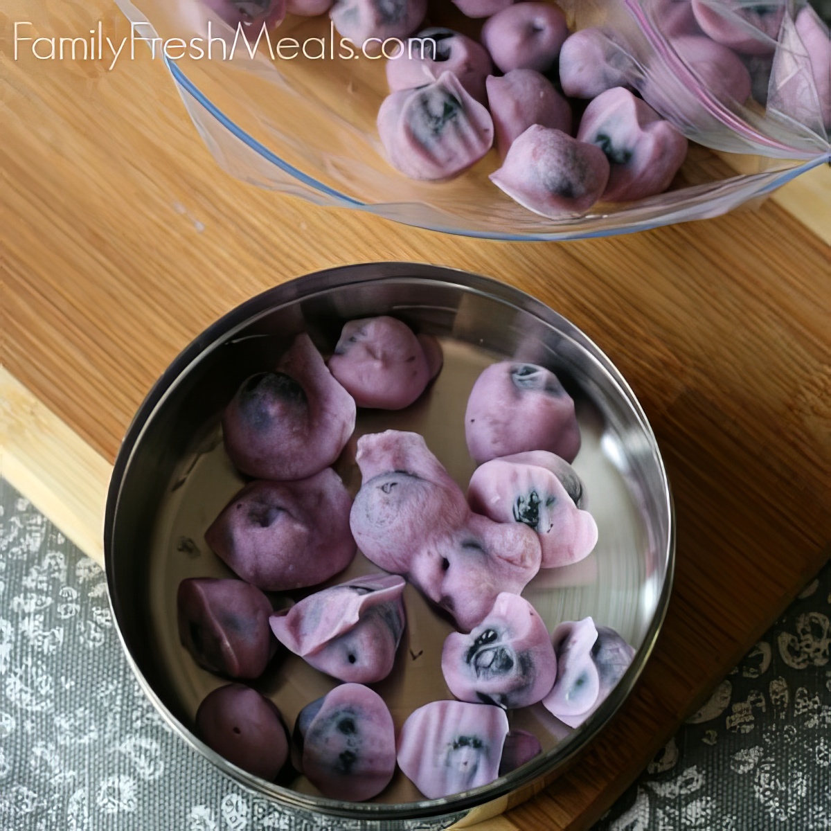 Easy to make frozen yogurt blueberries pops recipe for breakfast!