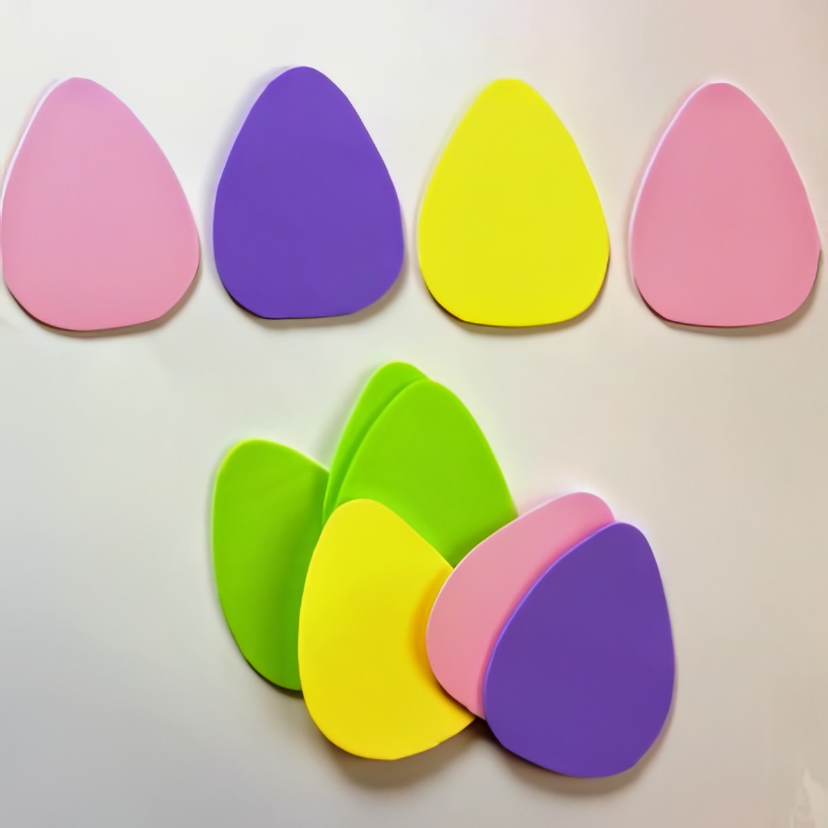 Create different colors of felt eggs for your little one for a rainy Easy egg hunt!