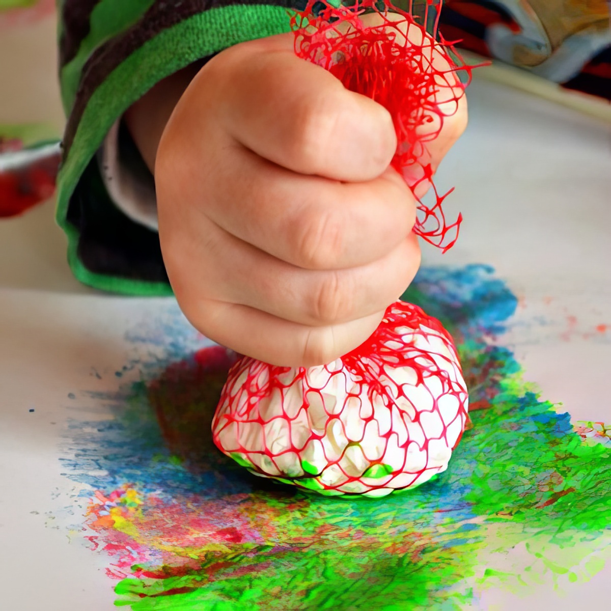 dabber-painting, fun art activities for 2-year-olds, toddler fun arts and crafts