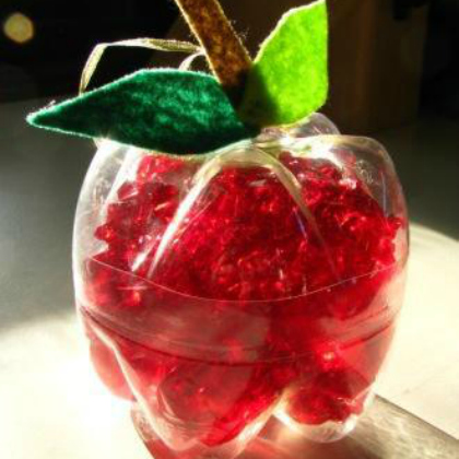 Create this apple-shaped container out of plastic bottles with the kids!