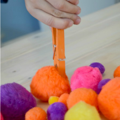 color matching, Pom-Pom Activities for Toddlers, Play ideas for toddlers, kids crafts, kids activities