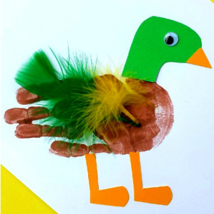 Make this cutie little duck handprint craft with your toddlers today!
