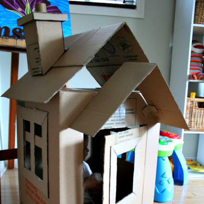 fort with chimney, Cardboard Forts, Cardboard projects, ways to play with cardboards, crafts for big kids, cardboard boxes crafts