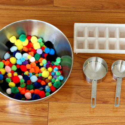 pom pom scooping, Pom-Pom Activities for Toddlers, Play ideas for toddlers, kids crafts, kids activities