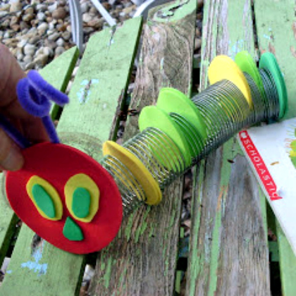 slinky caterpillar craft for preschoolers!