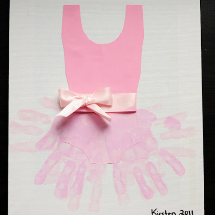 make this ballerina tutu handprint tutu dress for the little girsl!