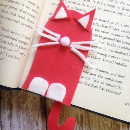 Create this cutie cat bookmark with your kids!