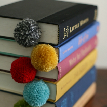 Try to make this unique and colorful pom-pom bookmarks with your kids today!