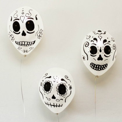 skull balloons. day of the dead crafts for kids. 