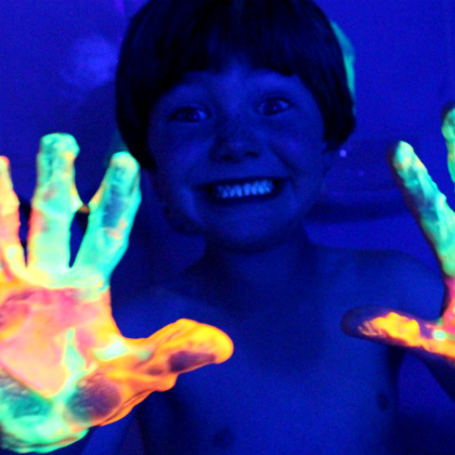glow in the dark bath paint as night time craft by play idea