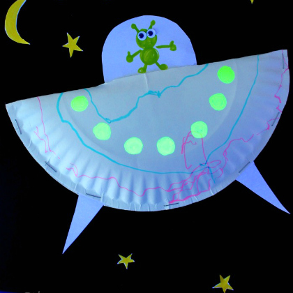 flying saucer craft for kids using paper plate, highlighters, and glow sticks as night time craft by play idea