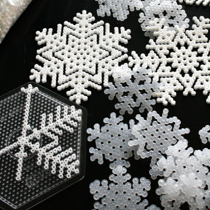 bead flakes, Snowflake Crafts, winter crafts, snow activities. snowflake projects, winter activities for kids. Christmas crafts, Christmas projects