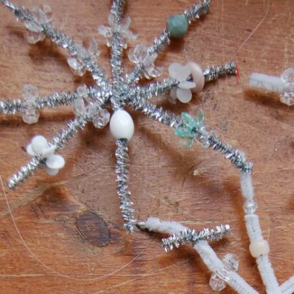 beaded flakes, Snowflake Crafts, winter crafts, snow activities. snowflake projects, winter activities for kids. Christmas crafts, Christmas projects