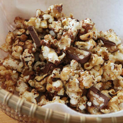 Snickers popcorn, Popcorn Recipes, Yumtastic Popcorn Recipes For Kids, Popcorns, how to cook popcorn, cute popcorn recipe, food for kids, kid's snacks, snack ideas for kids