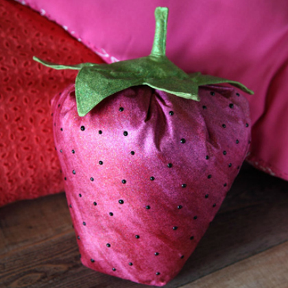 Strawberry-pillow-for-kids-diy-craft-fun-and-fluffy