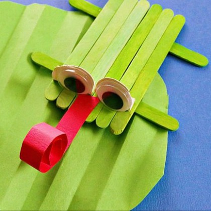 frog and lilypad, 25 Groovy Green Crafts For Preschoolers, green crafts, crafts for preschoolers, easy diy crafts, green projects, project ideas for preschoolers, earth day ideas, green colored crafts