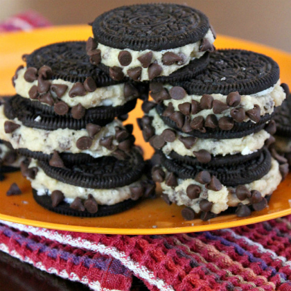 Chocolate Chip Cookie Dough Stuffed Oreos for kids!