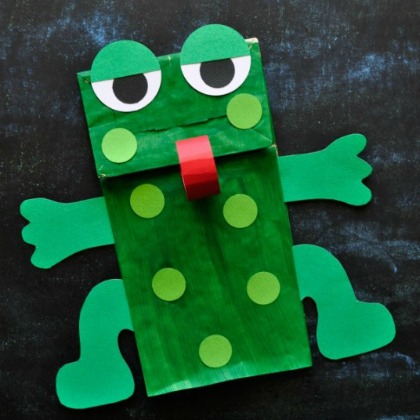 paper bag frog, 25 Groovy Green Crafts For Preschoolers, green crafts, crafts for preschoolers, easy diy crafts, green projects, project ideas for preschoolers, earth day ideas, green colored crafts