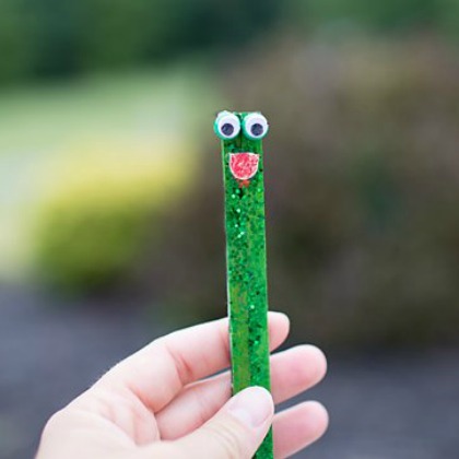 coffee stirrer froggie, 25 Groovy Green Crafts For Preschoolers, green crafts, crafts for preschoolers, easy diy crafts, green projects, project ideas for preschoolers, earth day ideas, green colored crafts