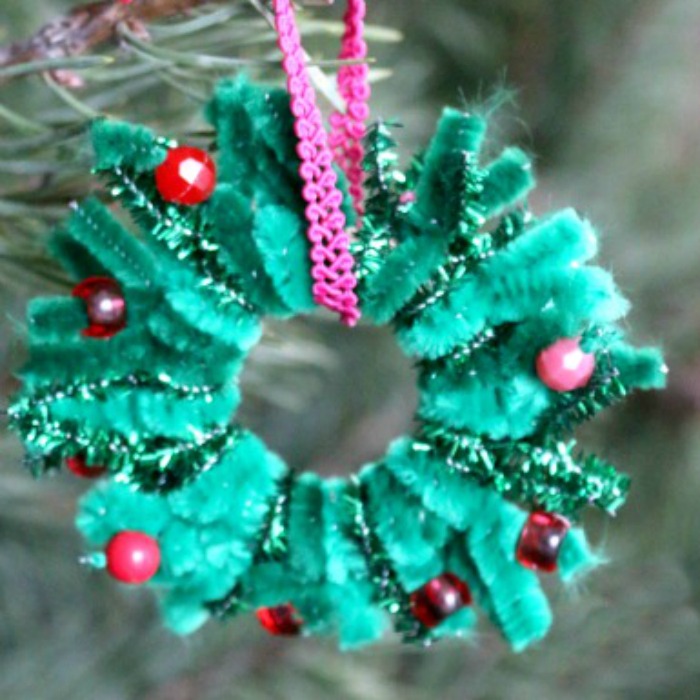 pipe cleaners and bead wreath, Cool Winter Wreath Crafts For Kids