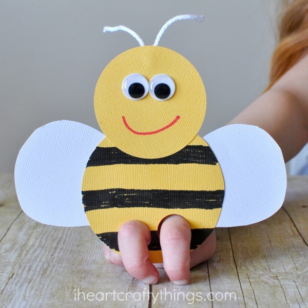 Bee Finger Puppet for Kids to Make and Play-craft-DIY-play-ideas